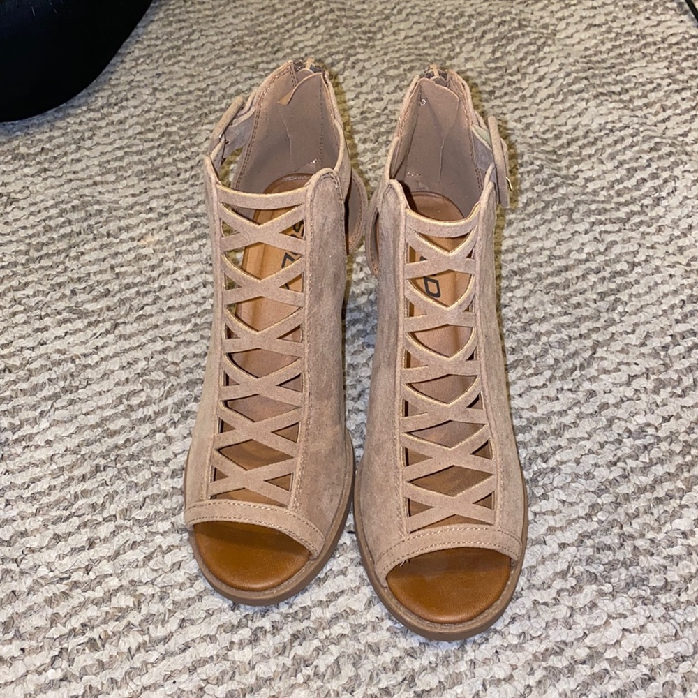 Beige/tan open toed heels